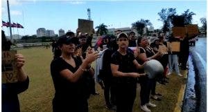 Decenas de personas protestan frente a la Junta Central Electoral