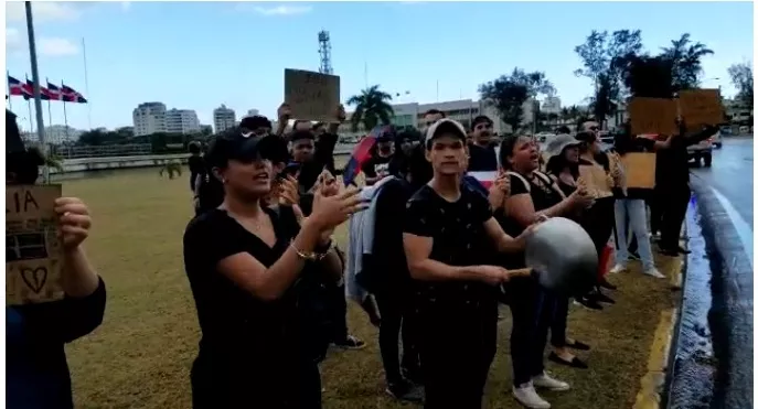 Decenas de personas protestan frente a la Junta Central Electoral