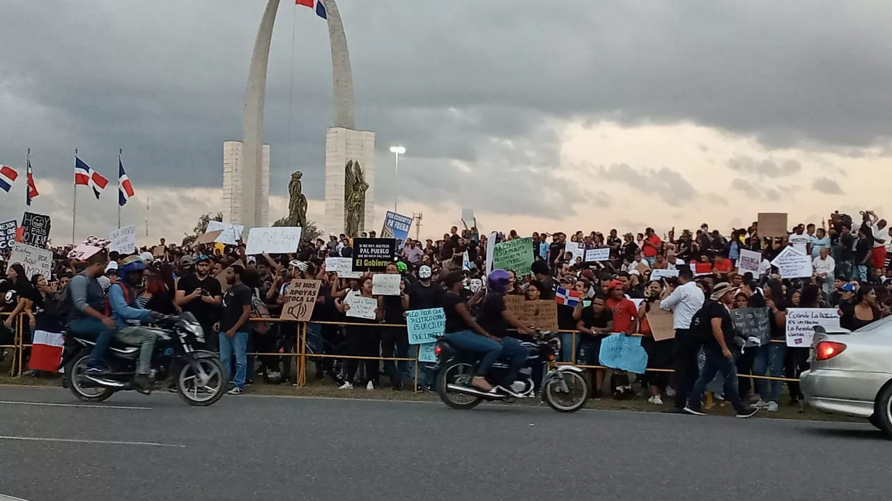 Agencia AP se hace eco de protestas jóvenes dominicanos por suspensión de elecciones