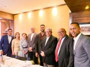 Embajador José Antonio Rodríguez preside encuentro junto a luminarias del béisbol