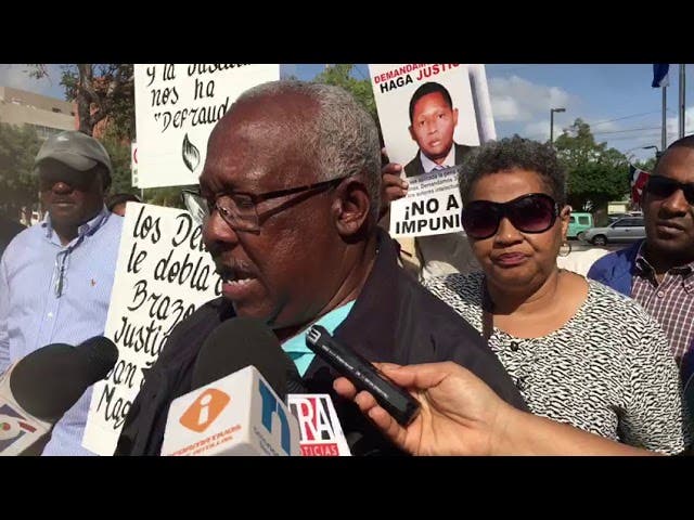 Familiares piden investigar jueces dejaron en libertad a grupo mató profesor en San Juan