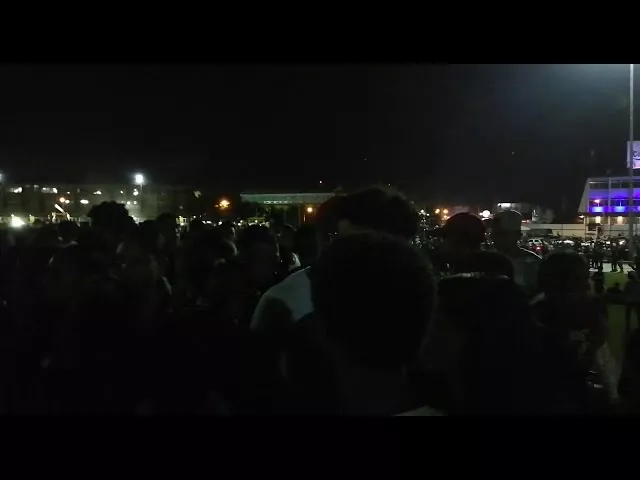 Miles de jóvenes permanecen en la Plaza de la Bandera en protesta contra la JCE