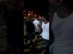 Manifestantes expulsan a Karim Abu Naba’a de la Plaza de la Bandera