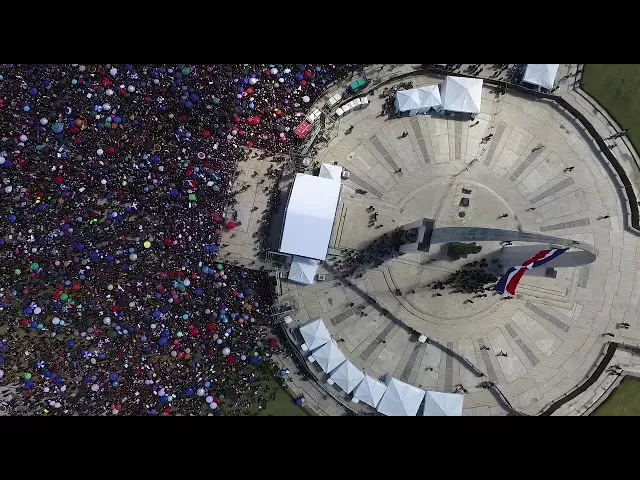 Miles acuden a Plaza de la Bandera a 