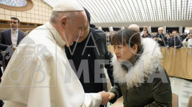 El papa Francisco invitó y saludó a la mujer a la que dio un manotazo tras ser agarrado