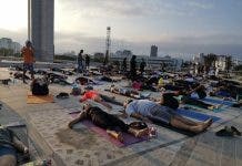 Cientos de personas practicaron  yoga tempranito  en la Plaza de la Bandera
