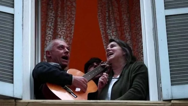 Cientos de italianos salen a los balcones a cantar al unísono para levantar la moral durante la cuarentena