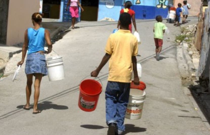 Residentes de Cancino Adentro denuncian escasez  de agua