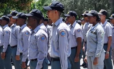 Poder Ejecutivo asciende 15 mil militares y policías