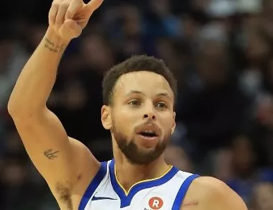 Stephen Curry impacta al practicar en G League