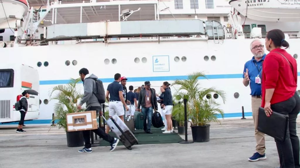 Pasajeros de cruceros del Puerto de La Romana son llevados a los aeropuertos