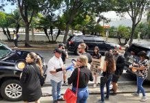 Somos Pueblo realiza cacerolazo frente a la PUCMM, donde inició diálogo