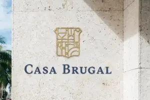 Brugal cierra sus operaciones por Covid-19