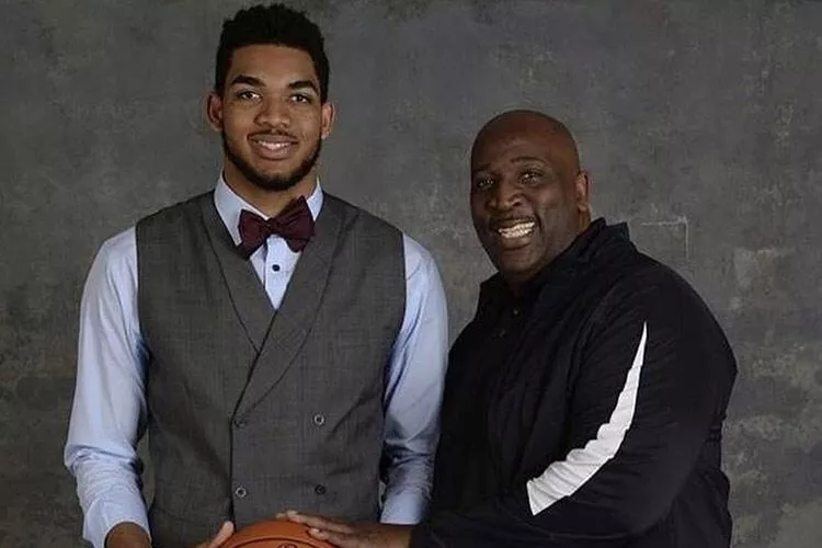 Padre de Karl-Anthony Towns da positivo al COVID-19 pero está mejorando del contagio