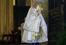 El papa bendice al mundo en soledad por el coronavirus; Plaza San Pedro cierra