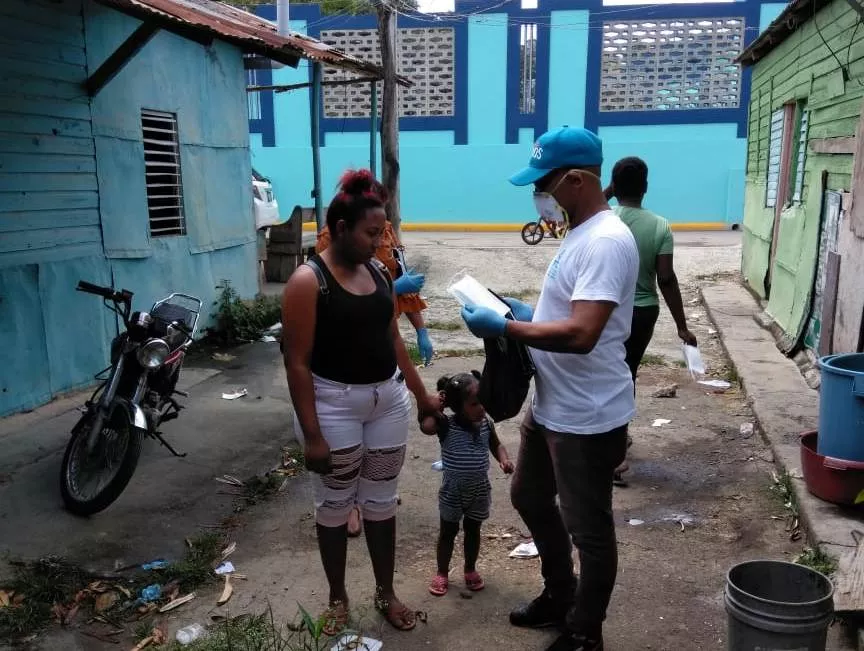 Barrios ponen en practica su ingenio y creatividad para protegerse del COVID 19