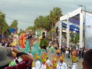 Santo Domingo se viste de colores en desfile carnaval