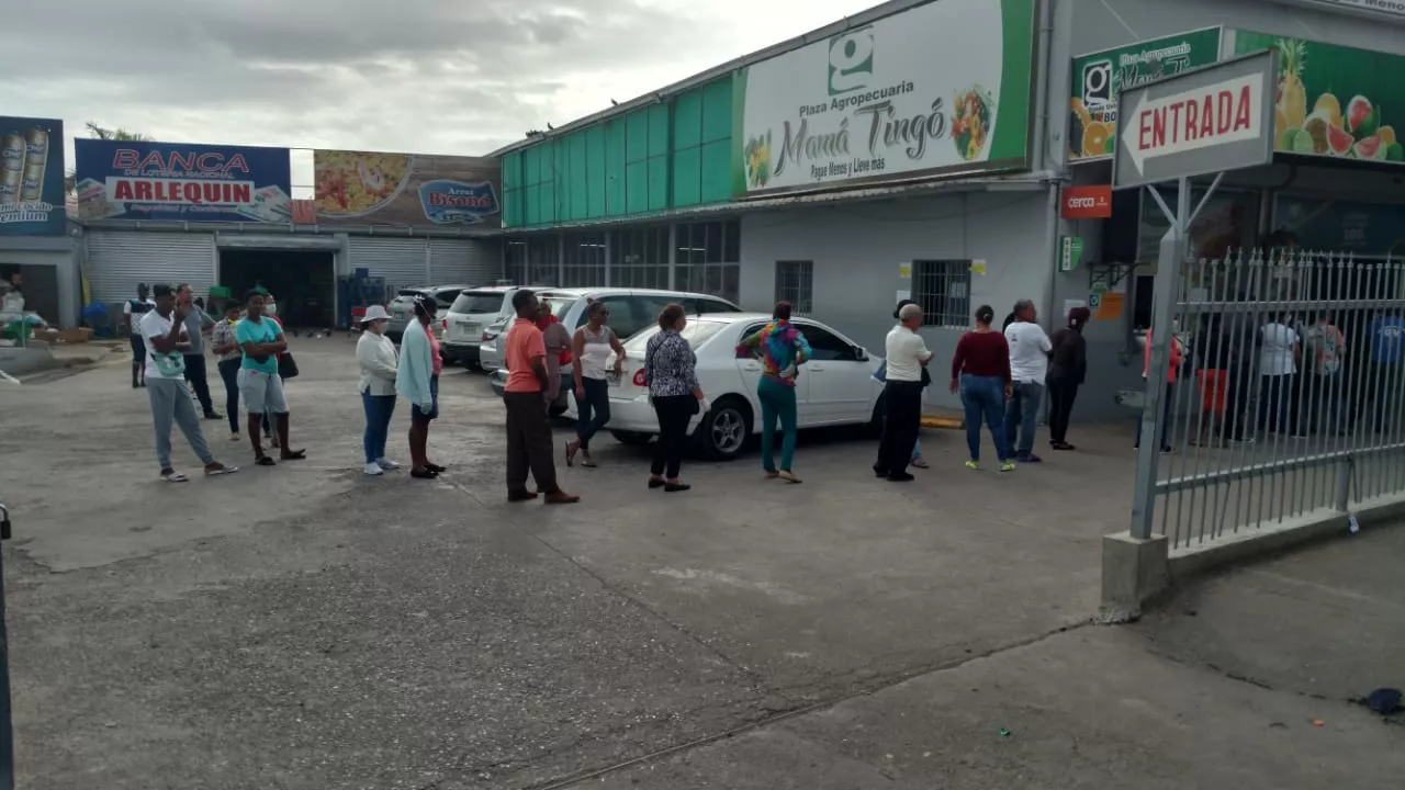 Gran cúmulo de personas en supermercados de Villa Mella pese a cuarentena por covid-19