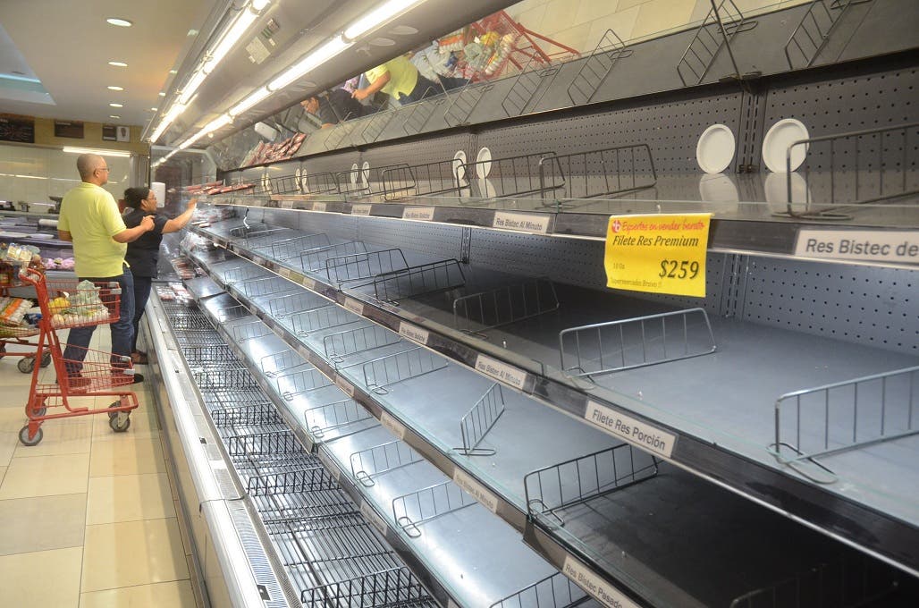 Clientes abarrotan supermercados ante paso potencial tormenta