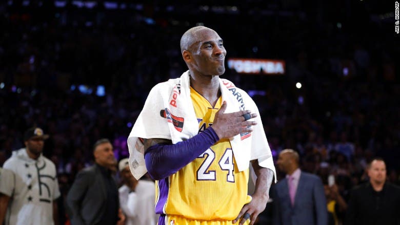 Subastan la última toalla de Kobe Bryant por 33,000 dólares