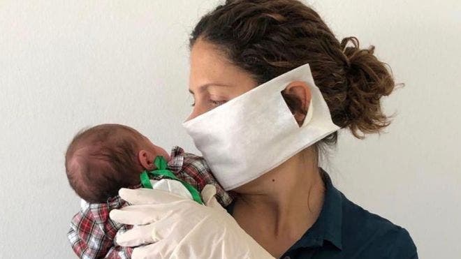Coronavirus en Italia: «Aún no he podido darle un besito a mi hija»: la dura realidad de dar a luz cuando se tiene covid-19