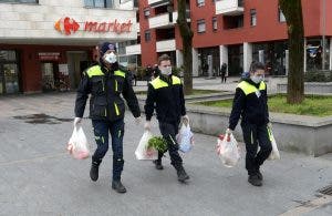 Italia busca urgentemente mascarillas contra el coronavirus entre críticas