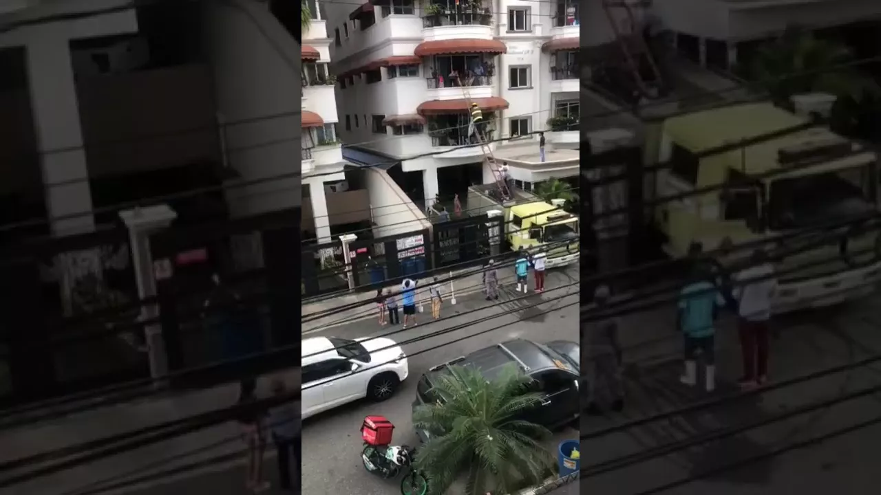 Bomberos rescatan niño salió por verja de balcón en un tercer piso