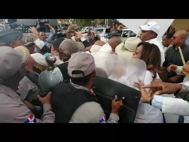 Enfrentamiento entre médicos y policías en marcha al Palacio Nacional