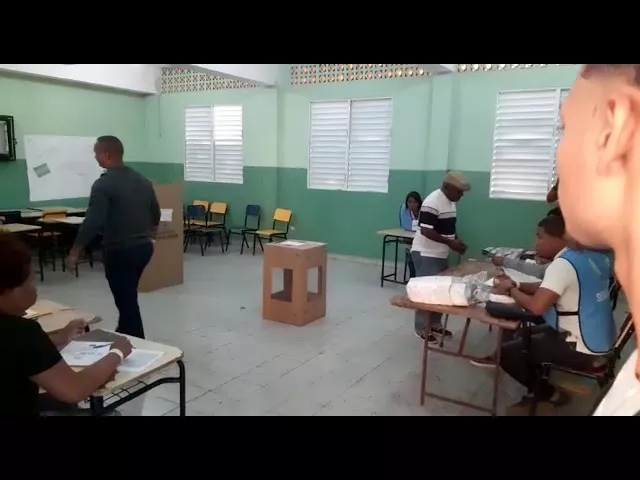 Colegios electorales inician proceso con normalidad y a tiempo en Santo Domingo Este