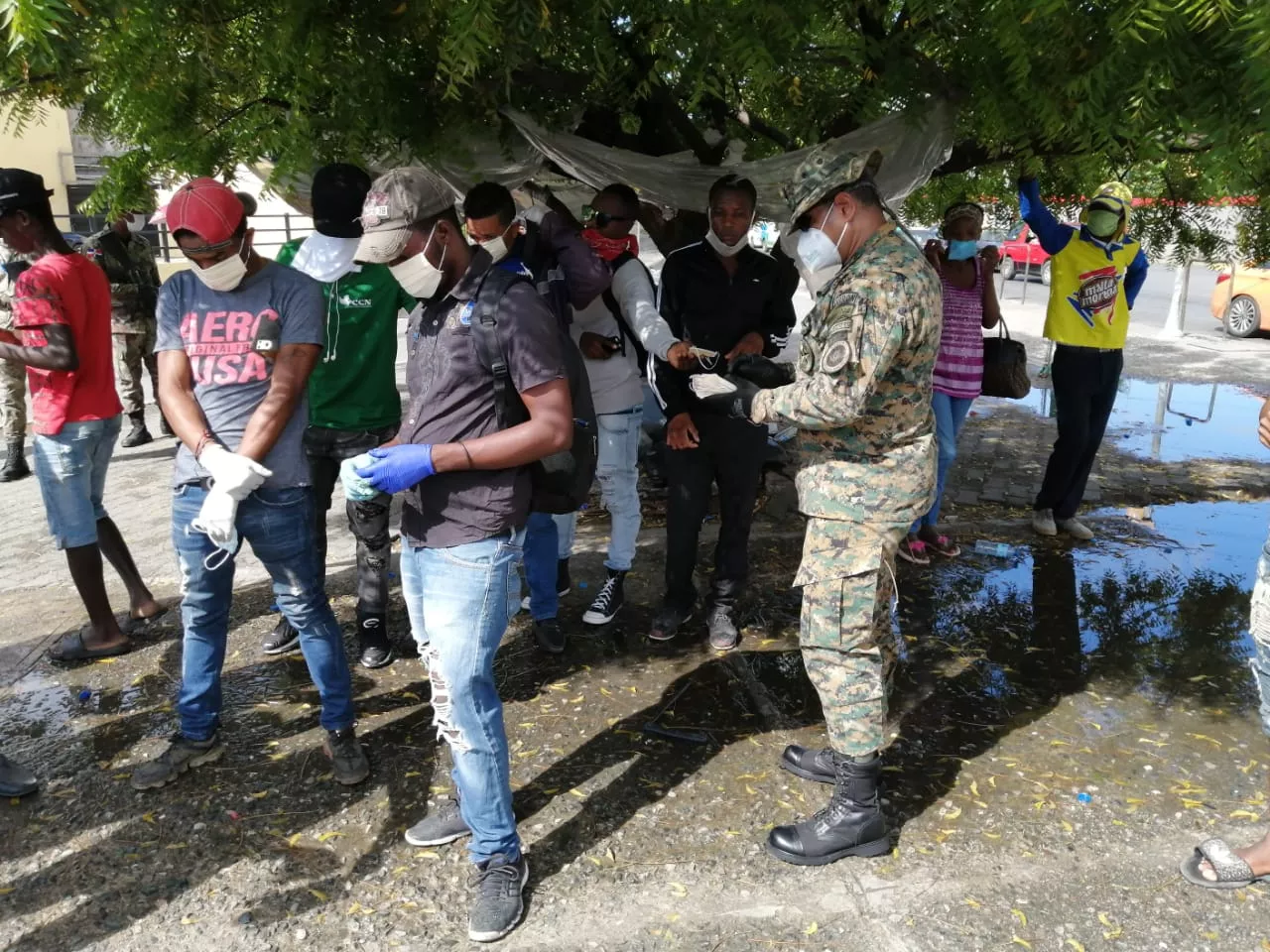 Ejército reparte mascarillas y guantes a ciudadanos