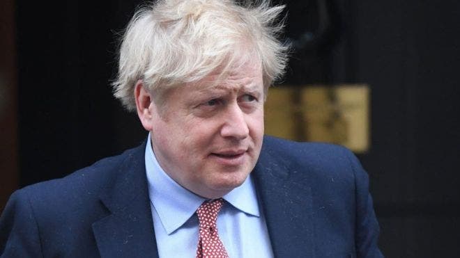 Boris Johnson cambia de opinión, hará cuarentena voluntaria
