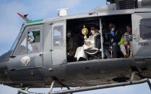 Feligreses se unen a bendición aérea