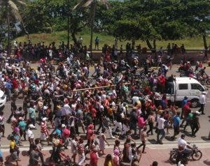 Multitud en Puerto Plata desatiende el distanciamiento