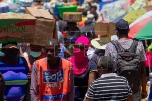 Las aglomeraciones no cesan en Haití a pesar del coronavirus