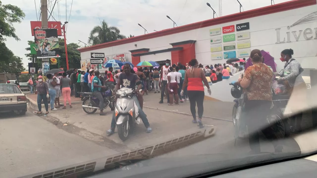 Supermercados se mantienen abarrotados de clientes con tarjeta Solidaridad