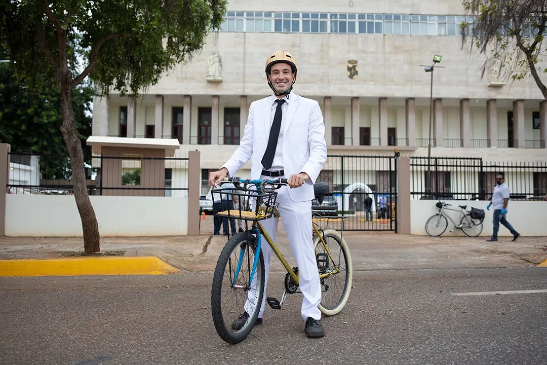 Regidor por circunscripción 1 del Distrito Nacional llega en bicicleta a toma de posesión