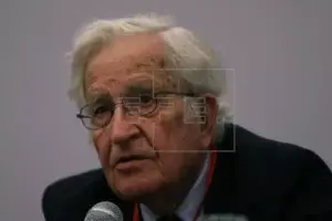 Chomsky: Estamos ante otro fallo masivo y colosal del capitalismo neoliberal