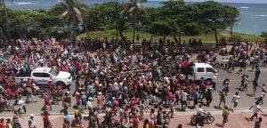 Multitud se aglomera en Puerto Plata para recibir al peregrino en medio de la pandemia