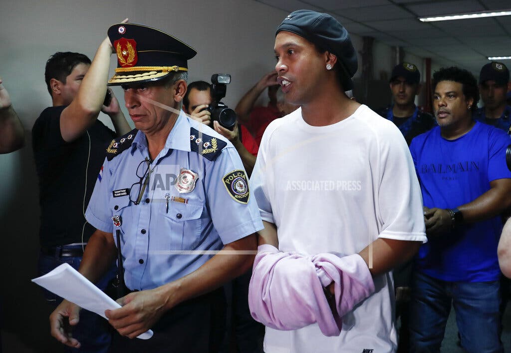 Ronaldinho deja la cárcel; cumplirá arresto domiciliario