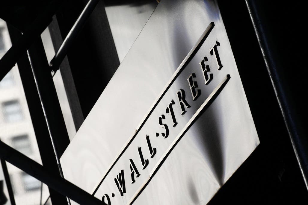Wall Street cierra en rojo y Dow baja 4,4%, preocupado por crisis de COVID-19