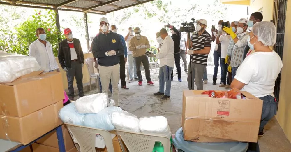 Abinader entrega ayudas y material para lucha contra COVID-19 en Villa Altagracia