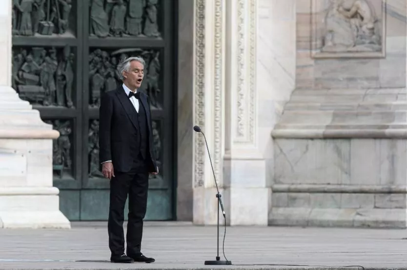 Bocelli llena la desierta catedral de Milán de música para la esperanza