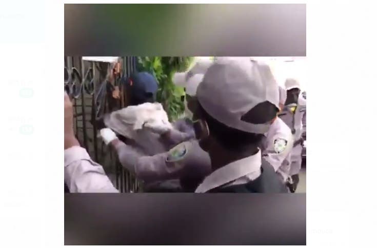 PN suspende agentes maltrataron hombre buscaba de comer durante toque de queda