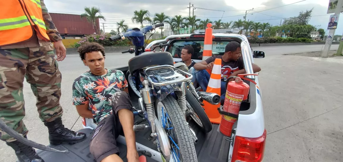 Detienen a seis, incluyendo un menor por echar carreras en la autopista Duarte