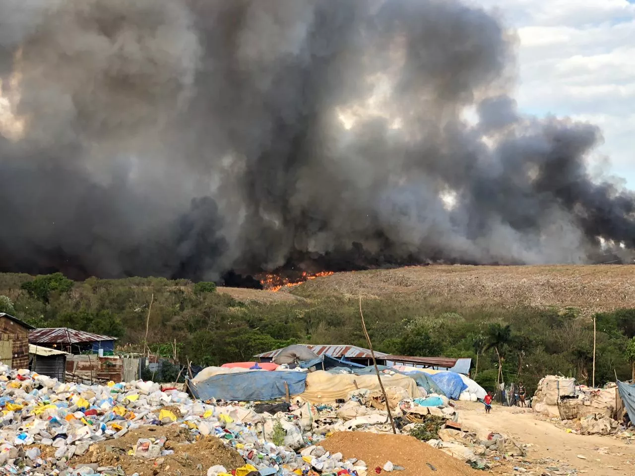 Bomberos, Ejército y Fuerza Aérea continúan enfrentando incendio en Duquesa