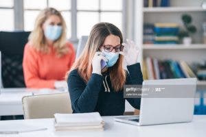 Francia impone la mascarilla en el trabajo pagada por las empresas