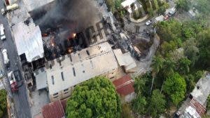 Incendio que afecta fábrica de plástico en Bayona está controlado en 90%