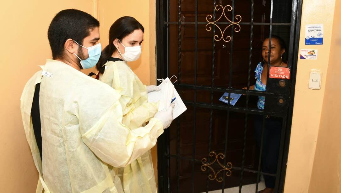 Fundación Heart Care Dominicana entrega mascarilla y hace pruebas rápidas en Villa Juana