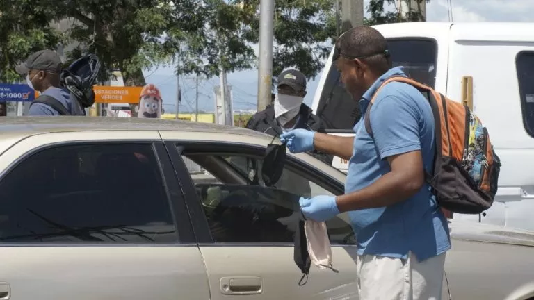 Mascarillas escasean nuevamente en farmacias y su precio especula