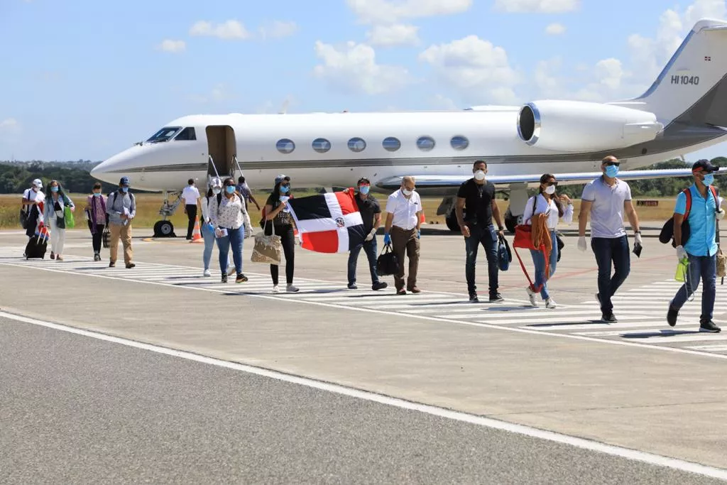 Llegan al país otros 50 médicos estaban varados Cuba; fueron traídos por Gonzalo Castillo